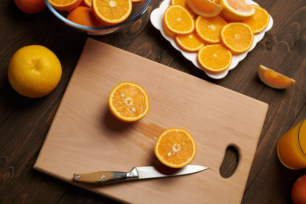 Frische Orangenfrüchte Ganz Und Scheiben Geschnitten Auf Einem Holztisch Schneidebrett — Stockfoto