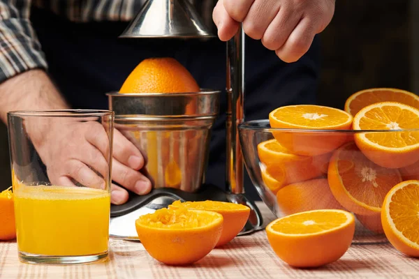 Pressage Une Orange Avec Une Presse Manuelle Vue Près Faire — Photo