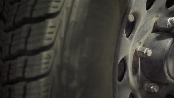 更换汽车车轮 在车库里拧开螺母和螺母 — 图库视频影像