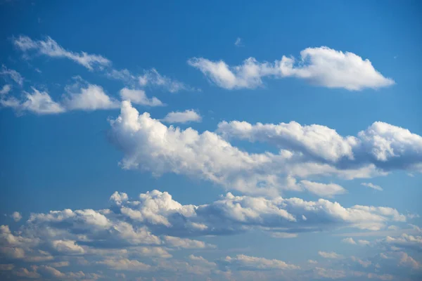 Jasná Krásná Modrá Obloha Měkkými Mraky Jasný Slunečný Den — Stock fotografie
