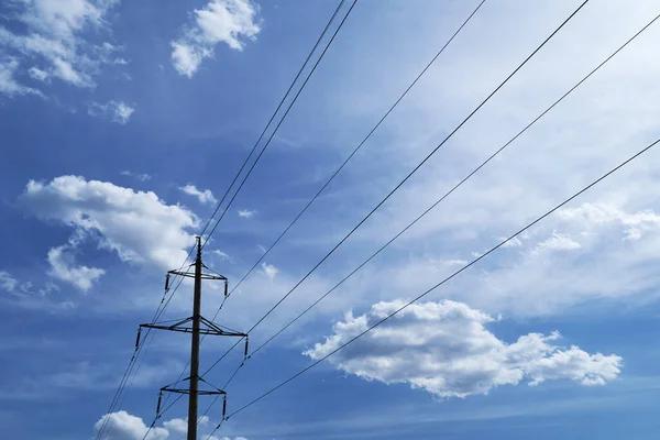 Linha Elétrica Alta Tensão Contra Céu Bonito Brilhante — Fotografia de Stock