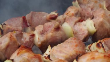Yakın plan barbekü, ateşte kızartılmış et, salamura edilmiş şiş kebap, lezzetli yemekler.