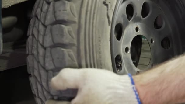 更换汽车车轮 在车库里拧开螺母和螺母 — 图库视频影像