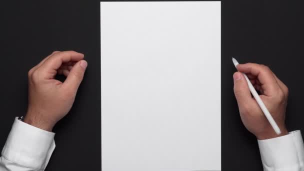 一张空白的纸和一个商人的手放在一张黑桌 一件白衬衫和一块腕表上的头像 — 图库视频影像