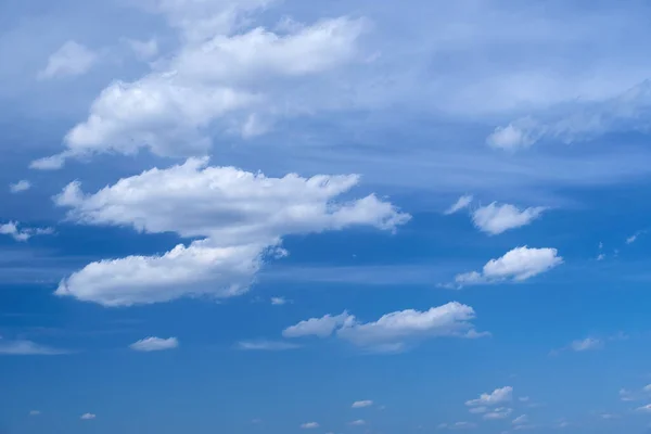 Langit Biru Yang Cerah Dengan Awan Lembut Hari Yang Cerah — Stok Foto