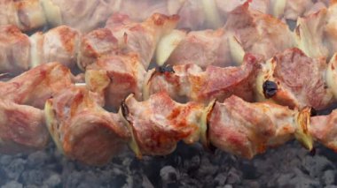 Yakın plan barbekü, ateşte kızartılmış et, salamura edilmiş şiş kebap, lezzetli yemekler.