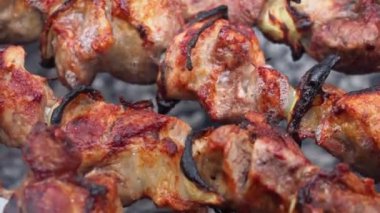 Yakın plan barbekü, ateşte kızartılmış et, salamura edilmiş şiş kebap, lezzetli yemekler.