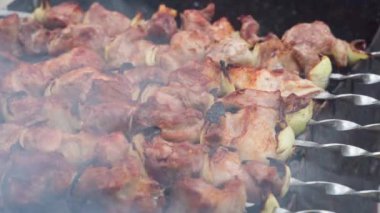 Yakın plan barbekü, ateşte kızartılmış et, salamura edilmiş şiş kebap, lezzetli yemekler.