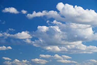 Yumuşak bulutlu parlak mavi gökyüzü, güneşli bir gün.