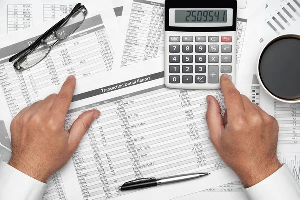 Finansal beyannamelerle çalışan iş adamlarının üst görüşü. Defteri, kalemi ve bir sürü şeyi olan modern siyah ofis masası. Düz masa düzeni.