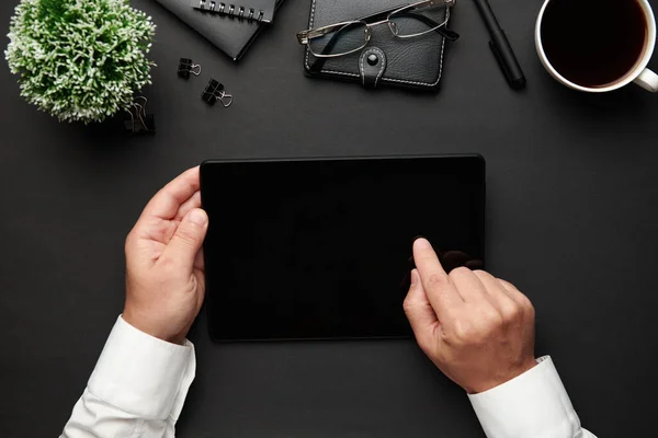 Visão Superior Das Mãos Homem Negócios Que Trabalham Com Tablet — Fotografia de Stock