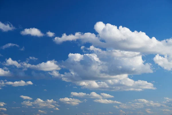 Яркое Красивое Голубое Небо Мягкими Облаками Яркий Солнечный День — стоковое фото