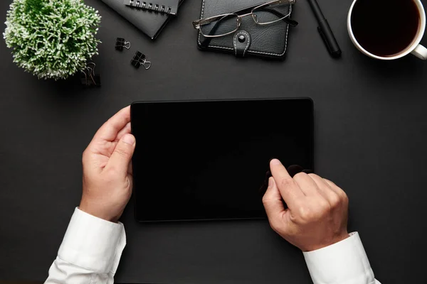Visão Superior Das Mãos Homem Negócios Que Trabalham Com Tablet — Fotografia de Stock