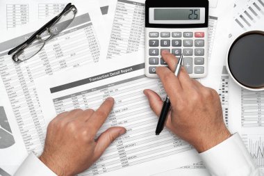 Finansal beyannamelerle çalışan iş adamlarının üst görüşü. Defteri, kalemi ve bir sürü şeyi olan modern siyah ofis masası. Düz masa düzeni.