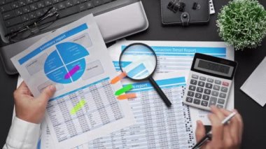 Finansal beyannamelerle çalışan iş adamlarının üst görüşü. Defteri, kalemi ve bir sürü şeyi olan modern siyah ofis masası. Düz masa düzeni.