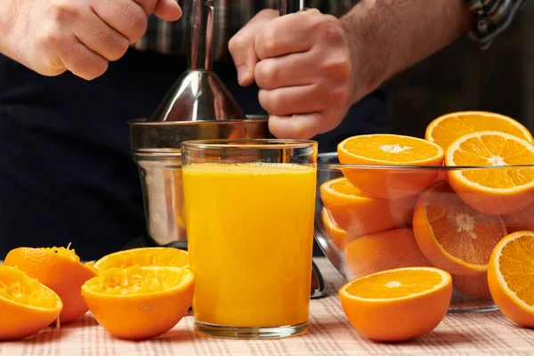 Pressage Une Orange Avec Une Presse Manuelle Vue Près Faire — Photo