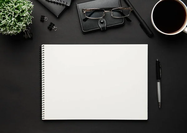 Top Kilátás Modern Fekete Irodai Íróasztal Üres Papír Lap Notebook — Stock Fotó