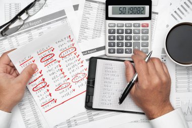 Finansal beyannamelerle çalışan iş adamlarının üst görüşü. Defteri, kalemi ve bir sürü şeyi olan modern siyah ofis masası. Düz masa düzeni.