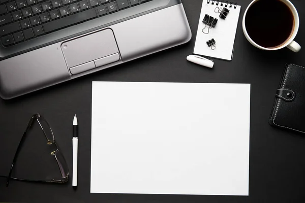 Widok Góry Nowoczesnego Czarnego Biurka Laptopem Notatnikiem Ołówkiem Wieloma Rzeczami — Zdjęcie stockowe