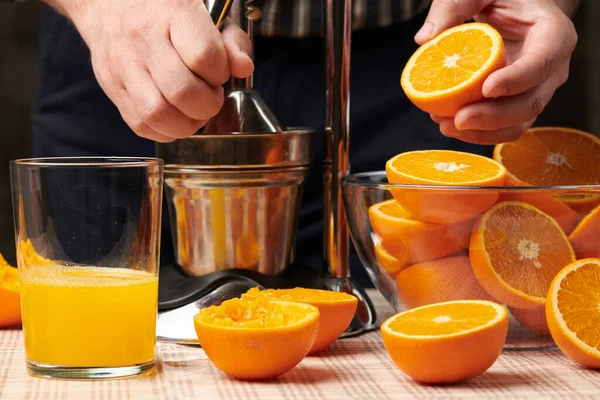 Squeezing Orange Manual Press Close View Making Glass Fresh Fresh — Stock Photo, Image