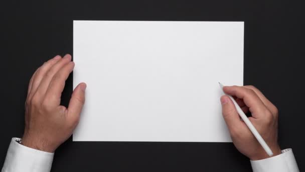 Vista Superior Uma Folha Papel Branco Mãos Empresário Uma Mesa — Vídeo de Stock