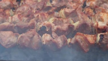 Yakın plan barbekü, ateşte kızartılmış et, salamura edilmiş şiş kebap, lezzetli yemekler.