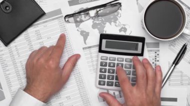Finansal beyannamelerle çalışan iş adamlarının üst görüşü. Defteri, kalemi ve bir sürü şeyi olan modern siyah ofis masası. Düz masa düzeni.