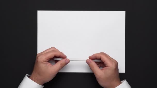 Pohled Shora Prázdný List Papíru Ruce Podnikatele Černém Stole Bílé — Stock video