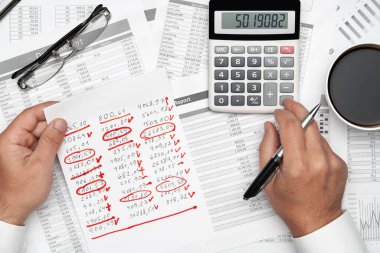 Finansal beyannamelerle çalışan iş adamlarının üst görüşü. Defteri, kalemi ve bir sürü şeyi olan modern siyah ofis masası. Düz masa düzeni.