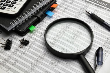 Ofis çalışanının masasının üst görünümü - mali raporlar, analiz ve muhasebe, tablolar ve grafikler, muhasebe için çeşitli ofis öğeleri ile çalışma