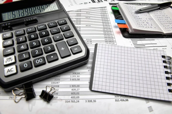 Draufsicht Auf Den Schreibtisch Eines Büroangestellten Arbeit Mit Finanzberichten Analysen — Stockfoto