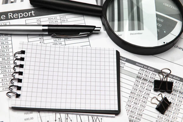 写字台工作的最高视图 包括财务报告 分析和会计 表格和图表 各种簿记办公项目 — 图库照片