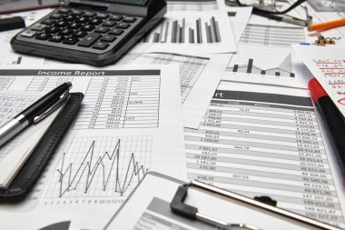 Ofis çalışanının masasının üst görünümü - mali raporlar, analiz ve muhasebe, tablolar ve grafikler, muhasebe için çeşitli ofis öğeleri ile çalışma