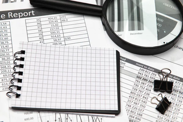 写字台工作的最高视图 包括财务报告 分析和会计 表格和图表 各种簿记办公项目 — 图库照片