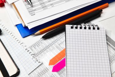 Ofis çalışanının masasının üst görünümü - mali raporlar, analiz ve muhasebe, tablolar ve grafikler, muhasebe için çeşitli ofis öğeleri ile çalışma