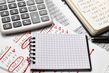 Ofis çalışanının masasının üst görünümü - mali raporlar, analiz ve muhasebe, tablolar ve grafikler, muhasebe için çeşitli ofis öğeleri ile çalışma