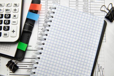 Ofis çalışanının masasının üst görünümü - mali raporlar, analiz ve muhasebe, tablolar ve grafikler, muhasebe için çeşitli ofis öğeleri ile çalışma