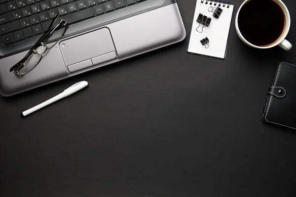 Вид Сверху Современный Черный Офисный Стол Ноутбуком Ноутбуком Карандашом Многим — стоковое фото