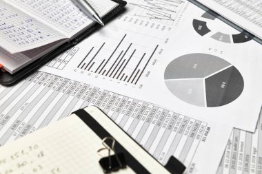 Ofis çalışanının masasının üst görünümü - mali raporlar, analiz ve muhasebe, tablolar ve grafikler, muhasebe için çeşitli ofis öğeleri ile çalışma