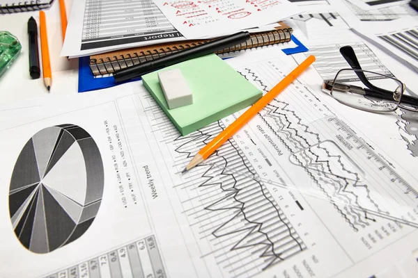 オフィスワーカーのデスクのトップビュー 財務報告書 分析と会計 表とグラフ 予約のためのさまざまなオフィスアイテムと作業 — ストック写真