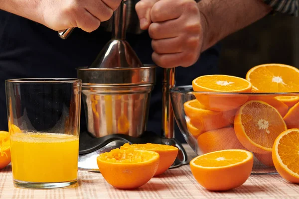 Сожмите Апельсин Ручным Прессом Поближе Сделайте Стакан Свежего Свежие Апельсины — стоковое фото