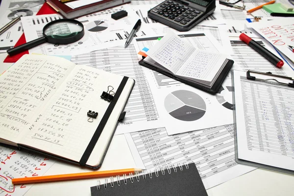 Widok Biurka Pracownika Biurowego Praca Sprawozdaniami Finansowymi Analiza Księgowość Tabele — Zdjęcie stockowe