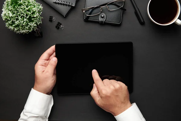 Visão Superior Das Mãos Homem Negócios Que Trabalham Com Tablet — Fotografia de Stock