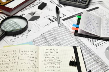 Ofis çalışanının masasının üst görünümü - mali raporlar, analiz ve muhasebe, tablolar ve grafikler, muhasebe için çeşitli ofis öğeleri ile çalışma