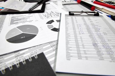 Ofis çalışanının masasının üst görünümü - mali raporlar, analiz ve muhasebe, tablolar ve grafikler, muhasebe için çeşitli ofis öğeleri ile çalışma