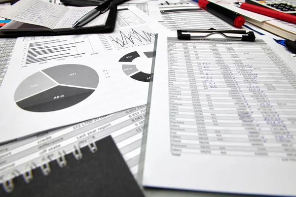 オフィスワーカーのデスクのトップビュー 財務報告書 分析と会計 表とグラフ 予約のためのさまざまなオフィスアイテムと作業 — ストック写真