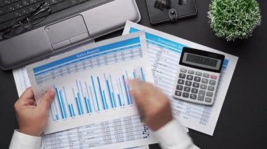 Finansal beyannamelerle çalışan iş adamlarının üst görüşü. Defteri, kalemi ve bir sürü şeyi olan modern ofis masası. Düz masa düzeni.