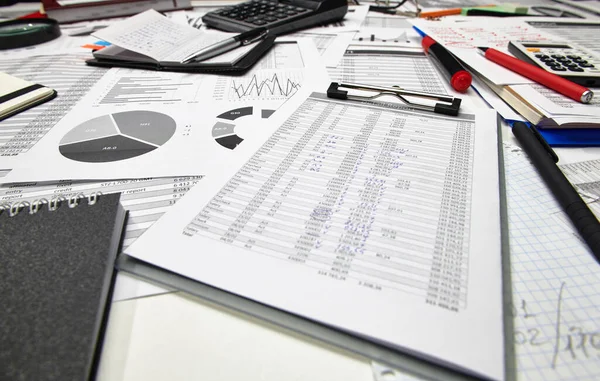 Widok Biurka Pracownika Biurowego Praca Sprawozdaniami Finansowymi Analiza Księgowość Tabele — Zdjęcie stockowe