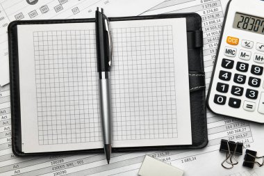 Ofis çalışanının masasının üst görünümü - mali raporlar, analiz ve muhasebe, tablolar ve grafikler, muhasebe için çeşitli ofis öğeleri ile çalışma