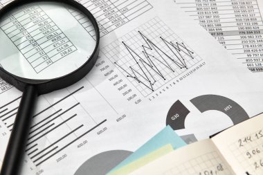 Ofis çalışanının masasının üst görünümü - mali raporlar, analiz ve muhasebe, tablolar ve grafikler, muhasebe için çeşitli ofis öğeleri ile çalışma